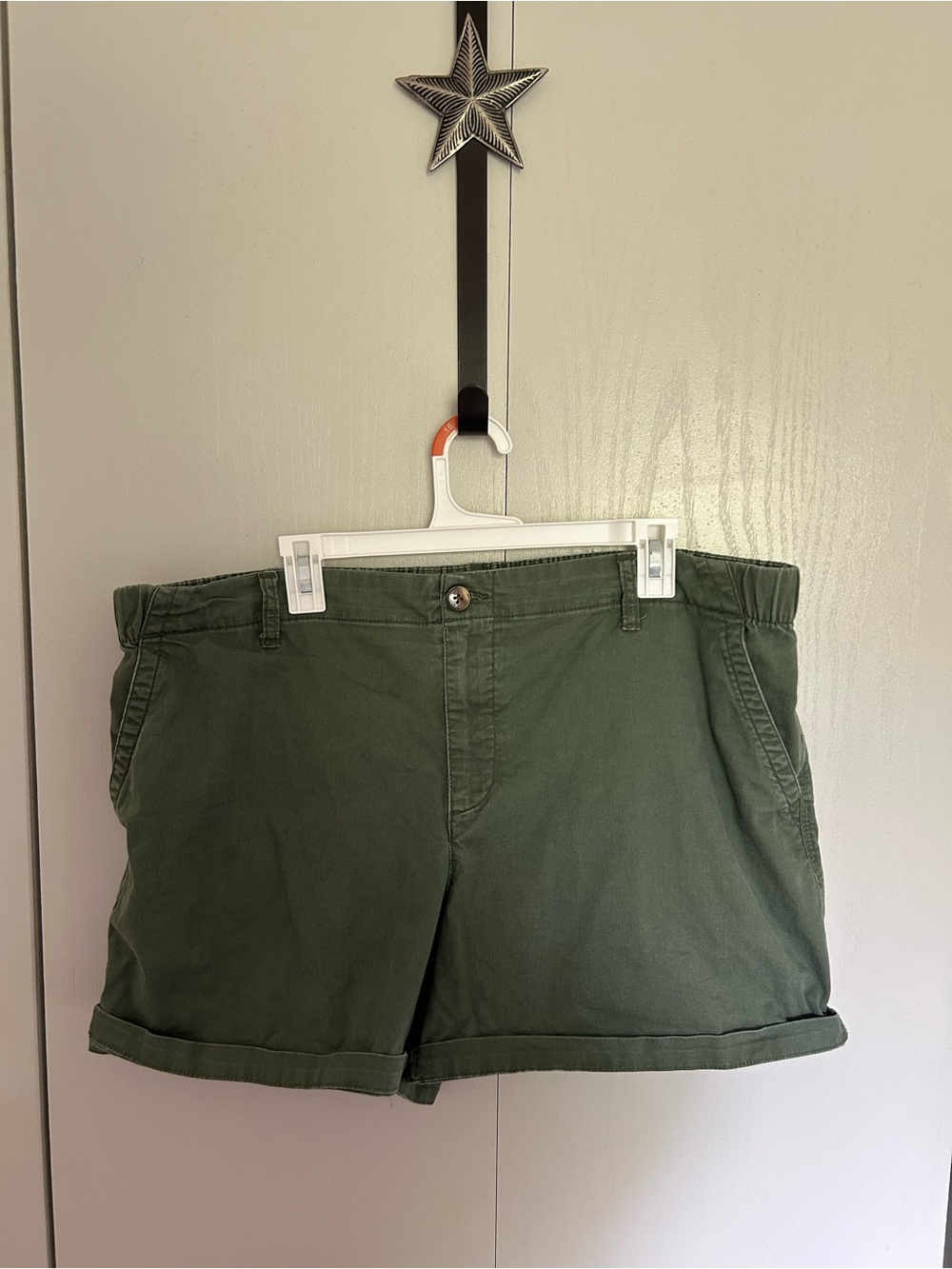 Old Navy Olive Green Women’s Rolled-Hem Bermuda Shorts